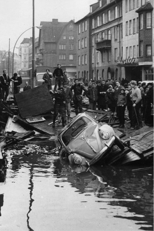 Storm flood, Hamburg 1962 (Source: https://commons.wikimedia.org/wiki/File:Sturmflut-Hamburg.jpg)
