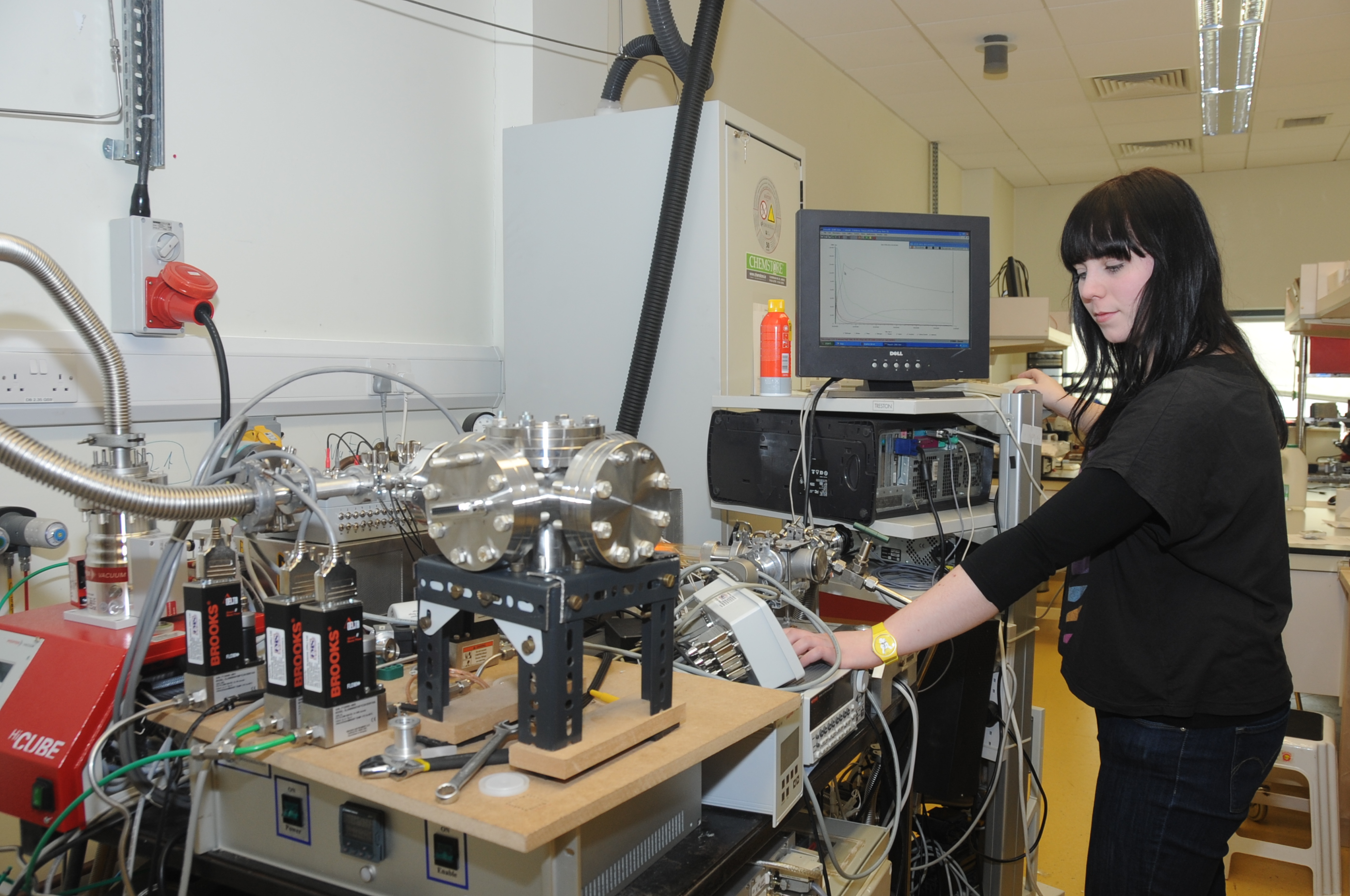 Students attending CRANN training session and performing CVD growth of carbon nanotubes